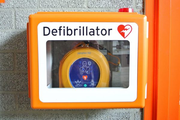defibrillator-g6ea068f02_1920